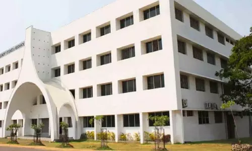 Dr. Ambedkar College के शिक्षकों ने 2 लाख रुपये की रिश्वत मांगने की शिकायत की Dr. Ambedkar College के शिक्षकों ने 2 लाख रुपये की रिश्वत मांगने की शिकायत की
