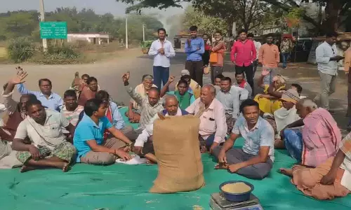 Odisha: टोकन में देरी, सोनपुर किसानों ने अपनाया अनोखा विरोध