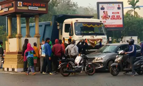 कलिंगा स्टेडियम के पास ट्रक ने कार को टक्कर मारी, 20 मीटर तक घसीटा कलिंगा स्टेडियम के पास ट्रक ने कार को टक्कर मारी, 20 मीटर तक घसीटा