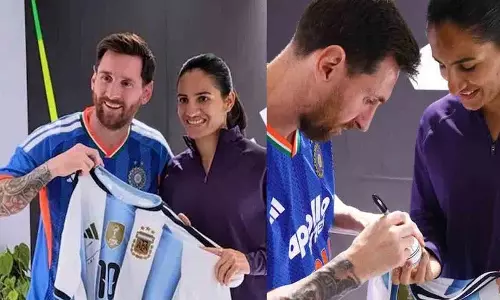 रेणुका सिंह ठाकुर GOAT इंडिया टूर 2025 के दौरान लियोनेल मेस्सी के साथ पोज़ देते हुए रेणुका सिंह ठाकुर GOAT इंडिया टूर 2025 के दौरान लियोनेल मेस्सी के साथ पोज़ देते हुए