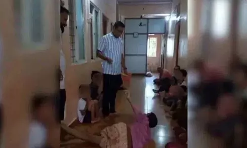 School Admin ने दिव्यांग लड़के को पीटा, उसकी आँखों में मिर्च डाल दी School Admin ने दिव्यांग लड़के को पीटा, उसकी आँखों में मिर्च डाल दी