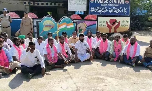 BRS सदस्यों ने कडियाम श्रीहरि के नाम का फ्लेक्सी बांधा, जिसे नगर पालिका अधिकारियों ने हटा दिया BRS सदस्यों ने कडियाम श्रीहरि के नाम का फ्लेक्सी बांधा, जिसे नगर पालिका अधिकारियों ने हटा दिया