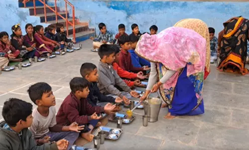 मध्य प्रदेश: ‘प्रधानमंत्री पोषण आहार’ योजना के तहत छात्रों को मिल रहा पोषणयुक्त भोजन मध्य प्रदेश: ‘प्रधानमंत्री पोषण आहार’ योजना के तहत छात्रों को मिल रहा पोषणयुक्त भोजन