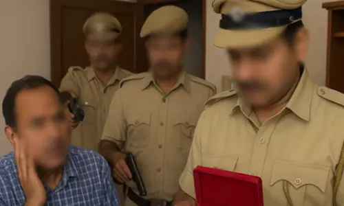Bihar: विदाई समारोह में माफिया से तोहफे लेने पर पूर्व पुलिस अधिकारी दोषी Bihar: विदाई समारोह में माफिया से तोहफे लेने पर पूर्व पुलिस अधिकारी दोषी