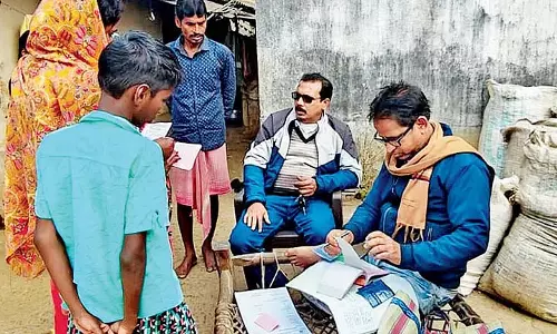 स्कूल छोड़ने वालों को रोकने के लिए Teacher आपके द्वार पहल