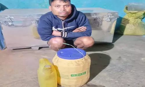 CG: ग्राम लालपुर में 18.200 लीटर अवैध महुआ शराब जब्त, आरोपी हिरासत में