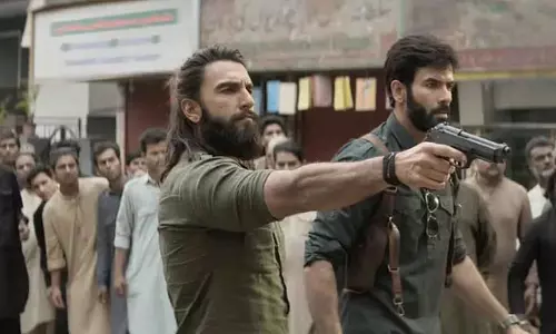 Ranveer की धुरंधर ने बॉक्स ऑफिस पर मचाई धूम, इक्कीस की रिलीज टली Ranveer की धुरंधर ने बॉक्स ऑफिस पर मचाई धूम, इक्कीस की रिलीज टली