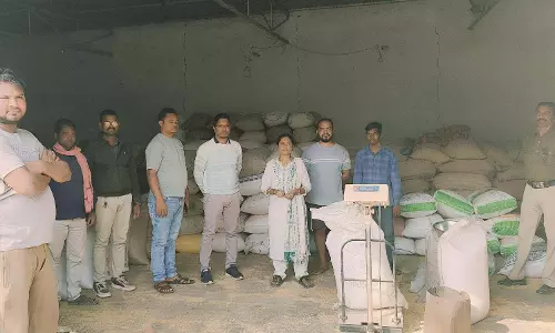 अवैध धान परिवहन और भंडारण पर सख्त कार्रवाई, 860 कट्टा जब्त अवैध धान परिवहन और भंडारण पर सख्त कार्रवाई, 860 कट्टा जब्त