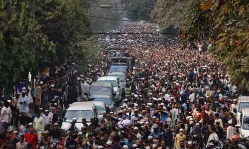 शरीफ हादी की हत्या के बाद Dhaka में हिंसक प्रदर्शन, हजारों लोगों ने नम आंखों से दी विदाई शरीफ हादी की हत्या के बाद Dhaka में हिंसक प्रदर्शन, हजारों लोगों ने नम आंखों से दी विदाई