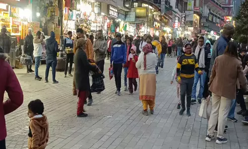 सर्दियों में हिमाचल की ओर रुख कर रहे पर्यटक, Kullu-मनाली में बढ़ी भीड़