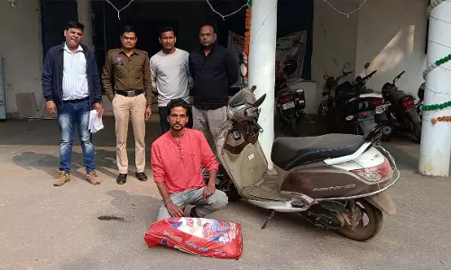 अवैध महुआ शराब तस्करी में संलिप्त आरोपी गिरफ्तार, 30 लीटर शराब व स्कूटी जब्त अवैध महुआ शराब तस्करी में संलिप्त आरोपी गिरफ्तार, 30 लीटर शराब व स्कूटी जब्त