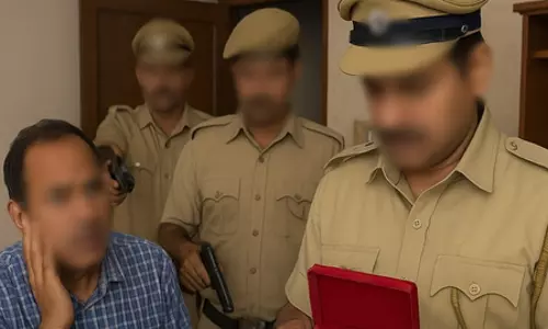 विदाई समारोह में माफिया से तोहफे लेने के आरोप में दोषी पाया गया पूर्व पुलिस अधिकारी विदाई समारोह में माफिया से तोहफे लेने के आरोप में दोषी पाया गया पूर्व पुलिस अधिकारी