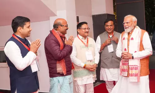 गुवाहाटी में असम बीजेपी ऑफिस में पीएम मोदी का भव्य स्वागत गुवाहाटी में असम बीजेपी ऑफिस में पीएम मोदी का भव्य स्वागत