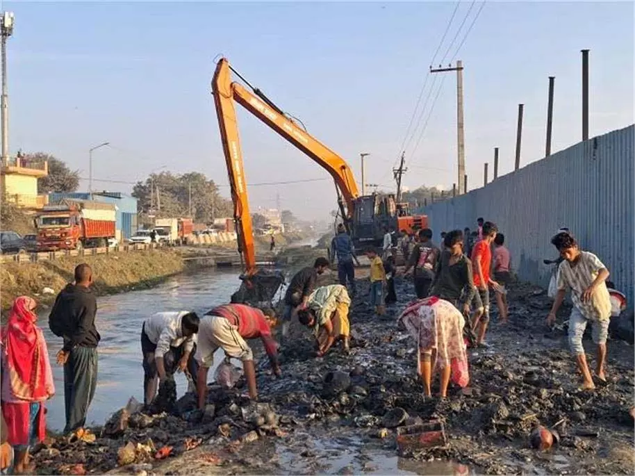 Gurugram: धनकोट नहर से निकला खजाना, लूटने वालों की लगी होड़ Gurugram: धनकोट नहर से निकला खजाना, लूटने वालों की लगी होड़