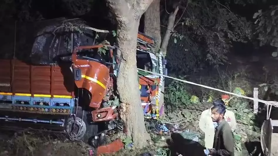 ट्रक की ठोकर से 4 लोगों की मौत, हाईवे में हुआ बड़ा हादसा ट्रक की ठोकर से 4 लोगों की मौत, हाईवे में हुआ बड़ा हादसा