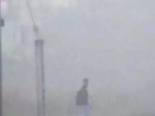 ठंड से कंपकंपी बढ़ी, कोहरा और ओस के चलते नहीं दिख पा रही सड़क ठंड से कंपकंपी बढ़ी, कोहरा और ओस के चलते नहीं दिख पा रही सड़क