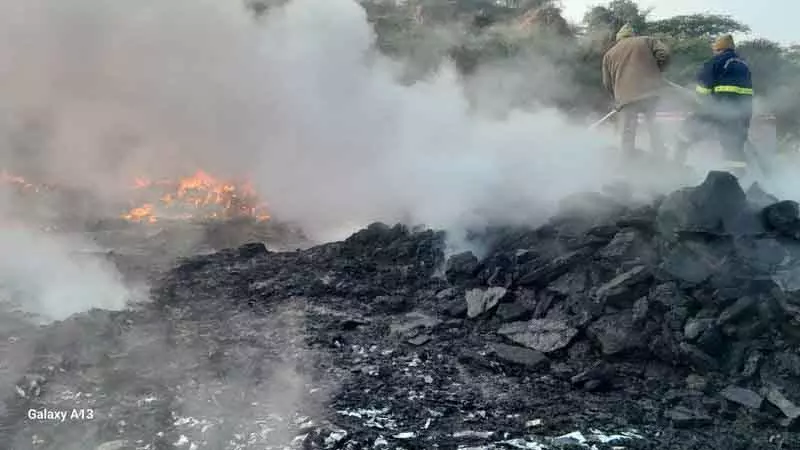 नूह के अरावली वन क्षेत्र में एक बार फिर कचरे में आग लग गई। नूह के अरावली वन क्षेत्र में एक बार फिर कचरे में आग लग गई।