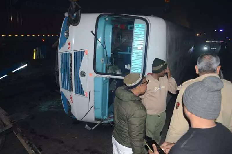 Karnal में Haryana रोडवेज की बस पलटने से 8 लोग घायल। Karnal में Haryana रोडवेज की बस पलटने से 8 लोग घायल।