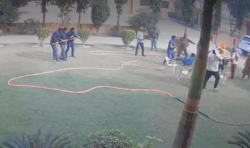 फीस विवाद: गुरुग्राम में प्राइवेट स्कूल चेयरमैन पर हमला, माता-पिता पर मामला दर्ज फीस विवाद: गुरुग्राम में प्राइवेट स्कूल चेयरमैन पर हमला, माता-पिता पर मामला दर्ज