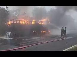 Bulandshahr: हाईवे पर ट्रक में लगी आग, लाखों का सामान जलकर राख Bulandshahr: हाईवे पर ट्रक में लगी आग, लाखों का सामान जलकर राख