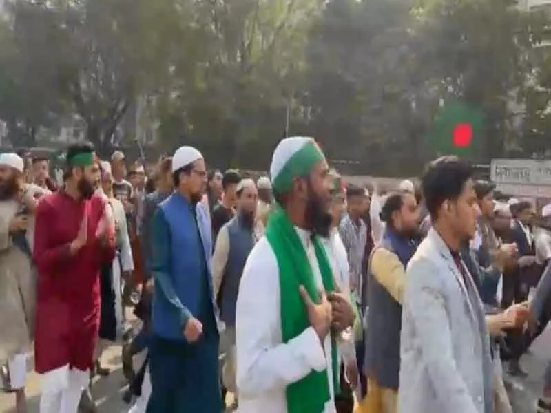 Dhaka में उस्मान हादी के अंतिम संस्कार को लेकर तनाव, सुरक्षा बढ़ाई गई Dhaka में उस्मान हादी के अंतिम संस्कार को लेकर तनाव, सुरक्षा बढ़ाई गई