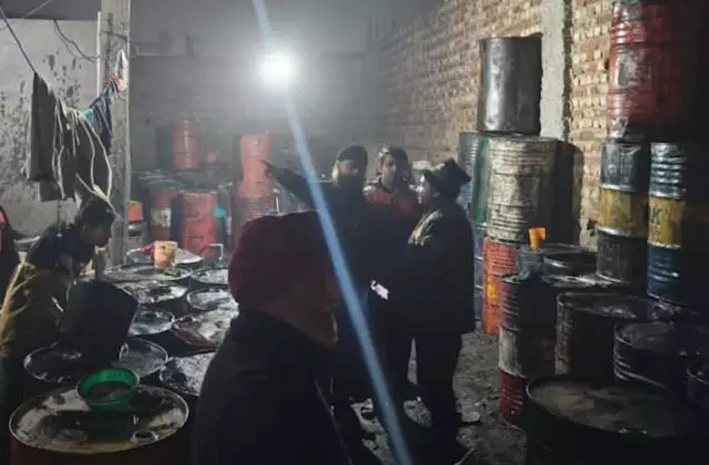 Jalandhar:नकली तेल बनाने वाले गोदाम का पर्दाफाश Jalandhar:नकली तेल बनाने वाले गोदाम का पर्दाफाश