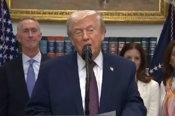 Trump बोले: दवाओं में होने वाली बचत सीधे मरीज़ों तक पहुंचे Trump बोले: दवाओं में होने वाली बचत सीधे मरीज़ों तक पहुंचे