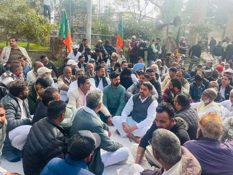 BJP ने फाजिल्का जिला परिषद चुनाव में धांधली, गुंडागर्दी का विरोध किया BJP ने फाजिल्का जिला परिषद चुनाव में धांधली, गुंडागर्दी का विरोध किया