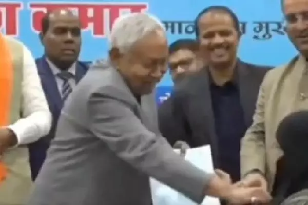 Hijab विवाद पर नीतीश कुमार–संजय निषाद पर केस दर्ज, 3 जनवरी तय Hijab विवाद पर नीतीश कुमार–संजय निषाद पर केस दर्ज, 3 जनवरी तय