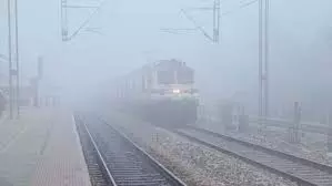 Lucknow: लेट ट्रेनों और कोहरे ने बढ़ाई यात्रियों की मुश्किलें Lucknow: लेट ट्रेनों और कोहरे ने बढ़ाई यात्रियों की मुश्किलें