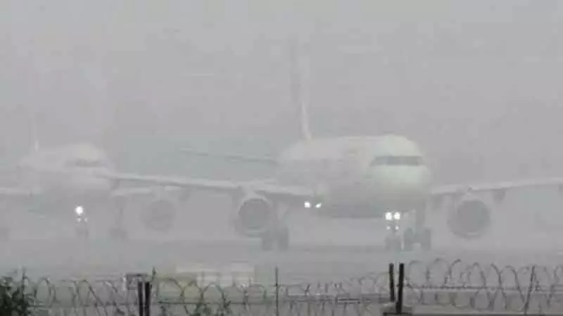 कोहरे से Kashmir की सर्दियों की यात्रा प्रभावित कोहरे से Kashmir की सर्दियों की यात्रा प्रभावित