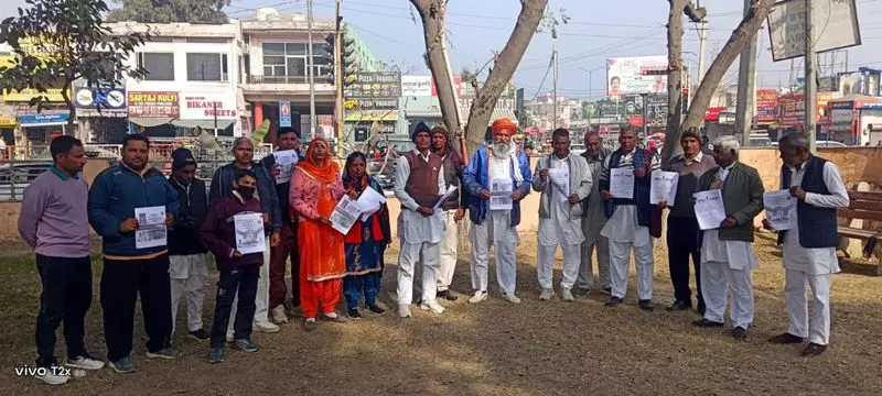 यूनियनों और ग्रामीण मज़दूरों ने MGNREGA को कथित तौर पर कमज़ोर करने के खिलाफ विरोध प्रदर्शन यूनियनों और ग्रामीण मज़दूरों ने MGNREGA को कथित तौर पर कमज़ोर करने के खिलाफ विरोध प्रदर्शन
