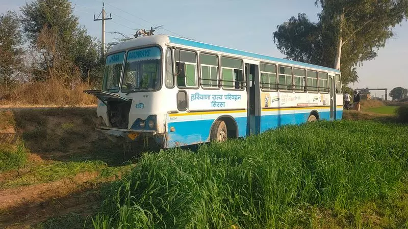 Haryana : ड्राइवर-कंडक्टर के झगड़े के बाद बस सड़क से उतर गई। Haryana : ड्राइवर-कंडक्टर के झगड़े के बाद बस सड़क से उतर गई।