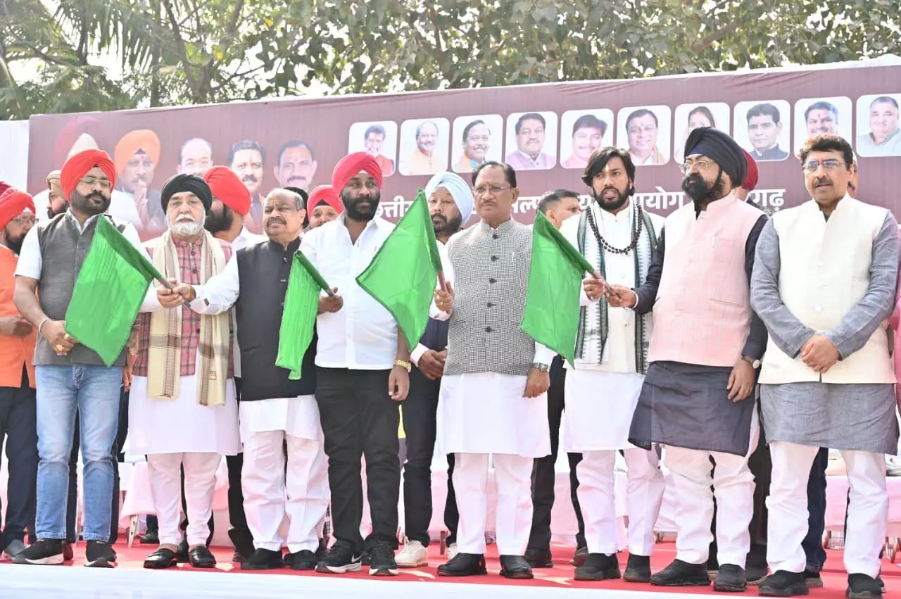 CM साय ने वीर बाल रैली को दिखाई हरी झंडी CM साय ने वीर बाल रैली को दिखाई हरी झंडी