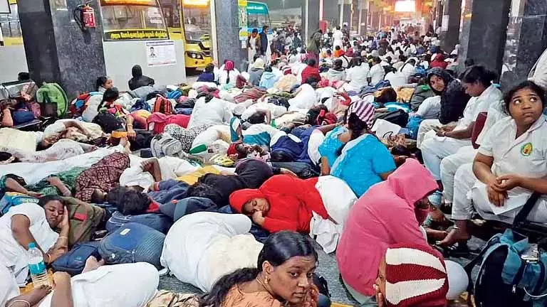 Kilambakkam में 1,000 से ज़्यादा सरकारी नर्सों ने पूरी रात विरोध प्रदर्शन किया Kilambakkam में 1,000 से ज़्यादा सरकारी नर्सों ने पूरी रात विरोध प्रदर्शन किया