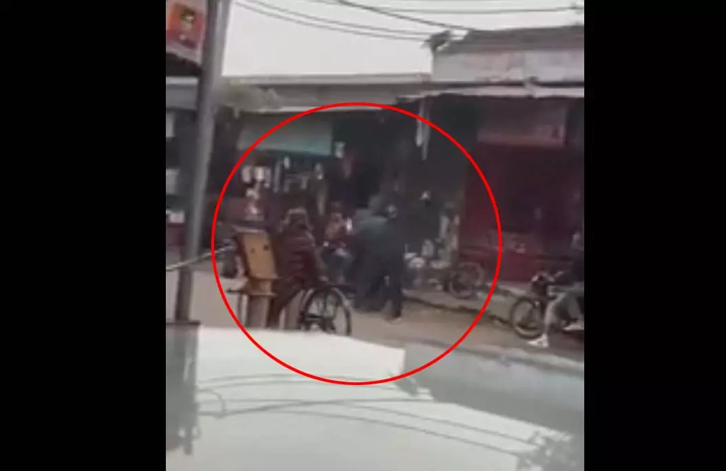 लोगों के साहस को सलाम! बदमाशों का दुस्साहस पैरों तले रौंदा, लूट के बाद लहराए थे तमंचे लोगों के साहस को सलाम! बदमाशों का दुस्साहस पैरों तले रौंदा, लूट के बाद लहराए थे तमंचे