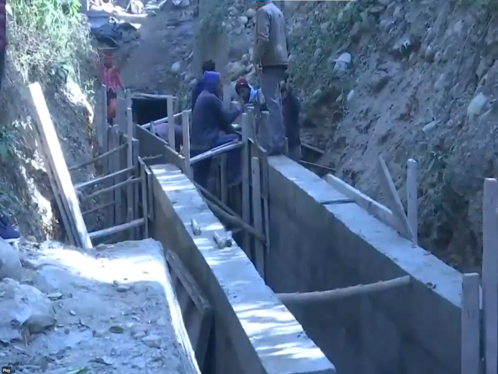 जम्मू-कश्मीर: Nowshera में बाढ़ प्रभावित नहरों की मरम्मत, सिंचाई पानी बहाल जम्मू-कश्मीर: Nowshera में बाढ़ प्रभावित नहरों की मरम्मत, सिंचाई पानी बहाल