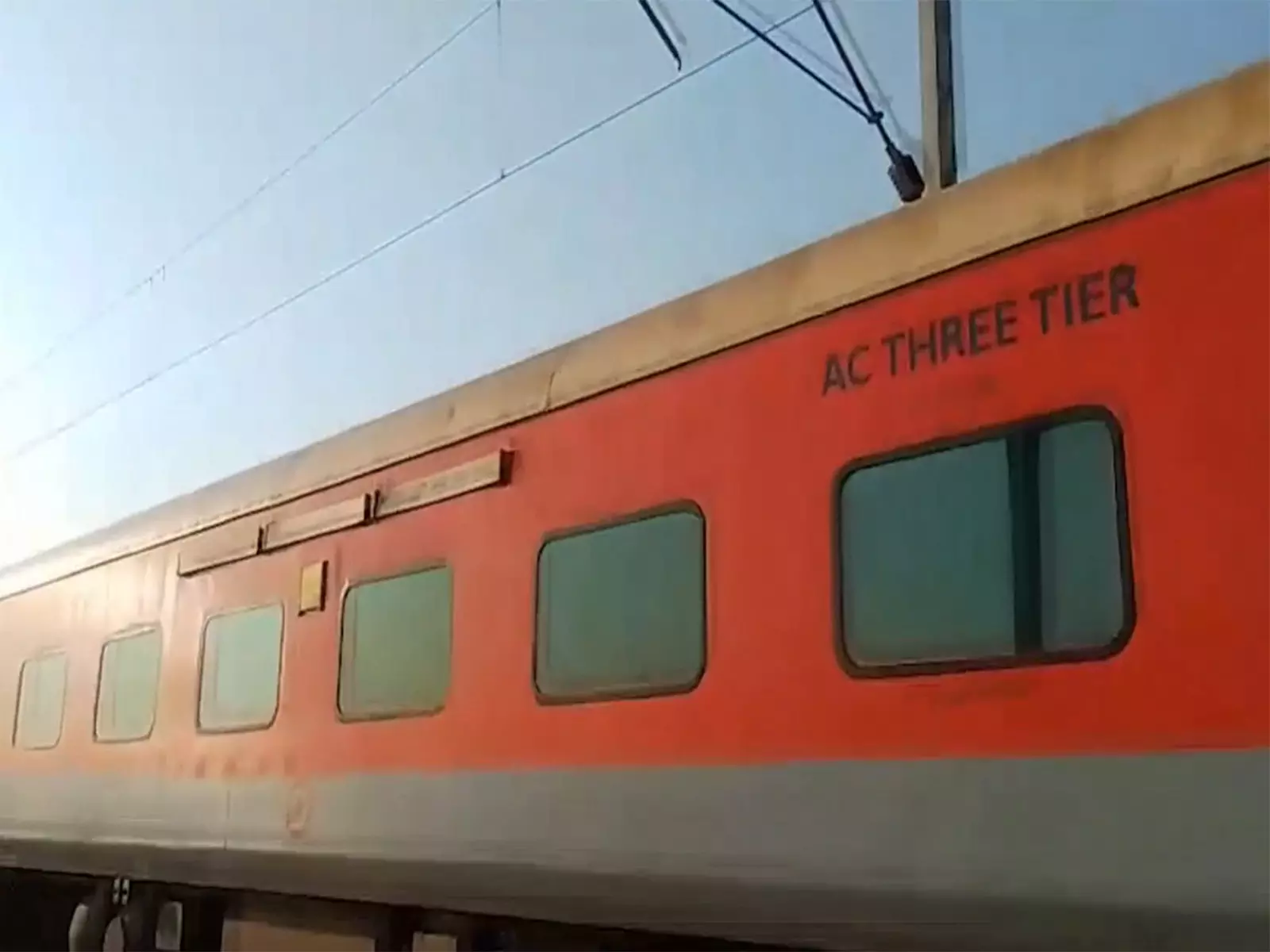 Assam Tragedy: हाथियों से टकराने के बाद राजधानी एक्सप्रेस पटरी से उतरी, 7 लोगों की मौत Assam Tragedy: हाथियों से टकराने के बाद राजधानी एक्सप्रेस पटरी से उतरी, 7 लोगों की मौत