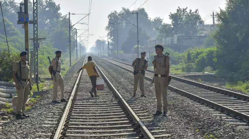 Telangana : मछलीपट्टनम एक्सप्रेस से गिरने से नवविवाहित जोड़े की मौत Telangana : मछलीपट्टनम एक्सप्रेस से गिरने से नवविवाहित जोड़े की मौत