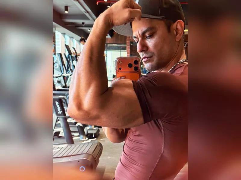 Kunal Khemu जिम में अपने हथियार और गोला-बारूद दिखाते हुए Kunal Khemu जिम में अपने हथियार और गोला-बारूद दिखाते हुए