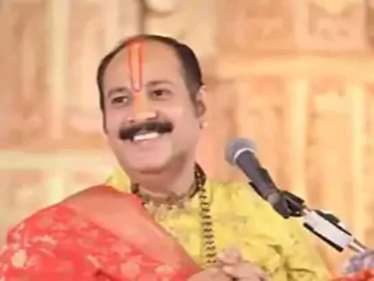 पंडित प्रदीप मिश्रा की कथा में टेंट वाले की वजह से मचा हड़कंप, पुलिस ने कराया शांत पंडित प्रदीप मिश्रा की कथा में टेंट वाले की वजह से मचा हड़कंप, पुलिस ने कराया शांत