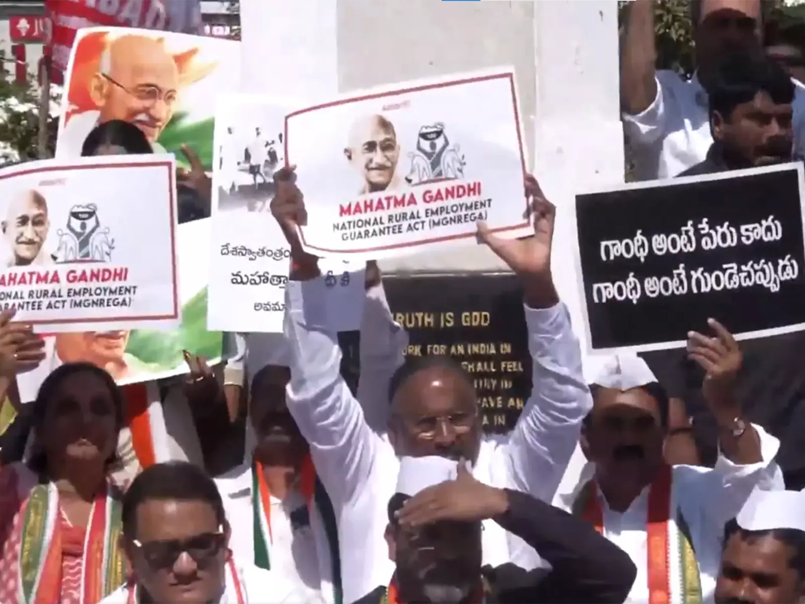Secunderabad में कांग्रेस ने वीबी-जी राम जी विधेयक के खिलाफ विरोध किया Secunderabad में कांग्रेस ने वीबी-जी राम जी विधेयक के खिलाफ विरोध किया
