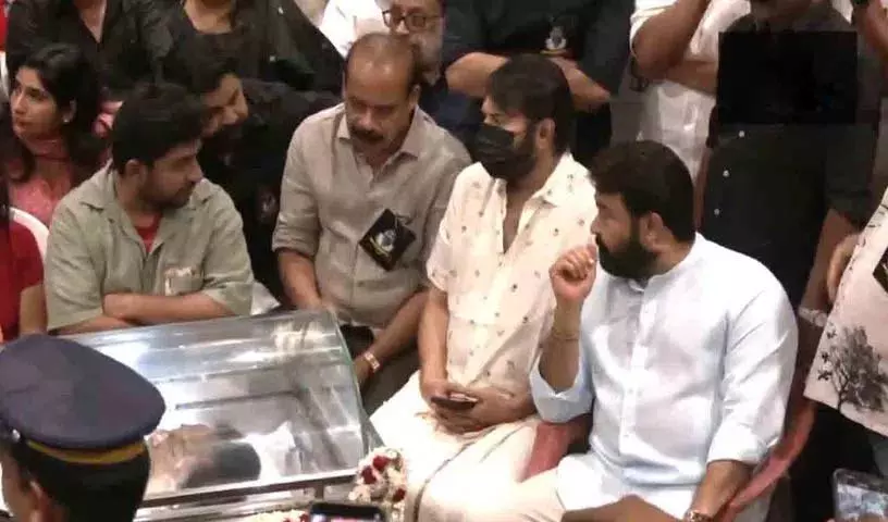 Mammootty और मोहनलाल ने वयोवृद्ध अभिनेता श्रीनिवासन को श्रद्धांजलि दी Mammootty और मोहनलाल ने वयोवृद्ध अभिनेता श्रीनिवासन को श्रद्धांजलि दी