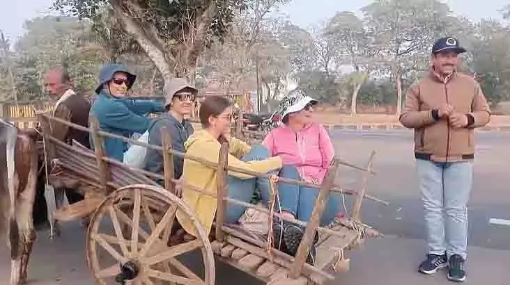 पर्यटकों ने Khajuraho में बुंदेलखंडी संस्कृति का आनंद लिया, किया बैलगाड़ी का सफर पर्यटकों ने Khajuraho में बुंदेलखंडी संस्कृति का आनंद लिया, किया बैलगाड़ी का सफर
