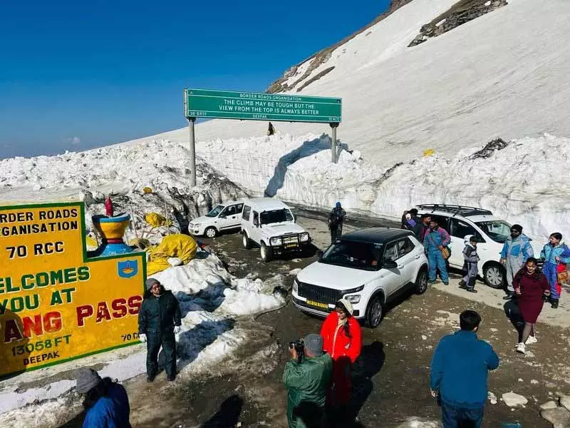 Rohtang Pass सर्दियों को चुनौती दे रहा, 28 दिसंबर तक 4X4 गाड़ियों के लिए खुला रहेगा Rohtang Pass सर्दियों को चुनौती दे रहा, 28 दिसंबर तक 4X4 गाड़ियों के लिए खुला रहेगा