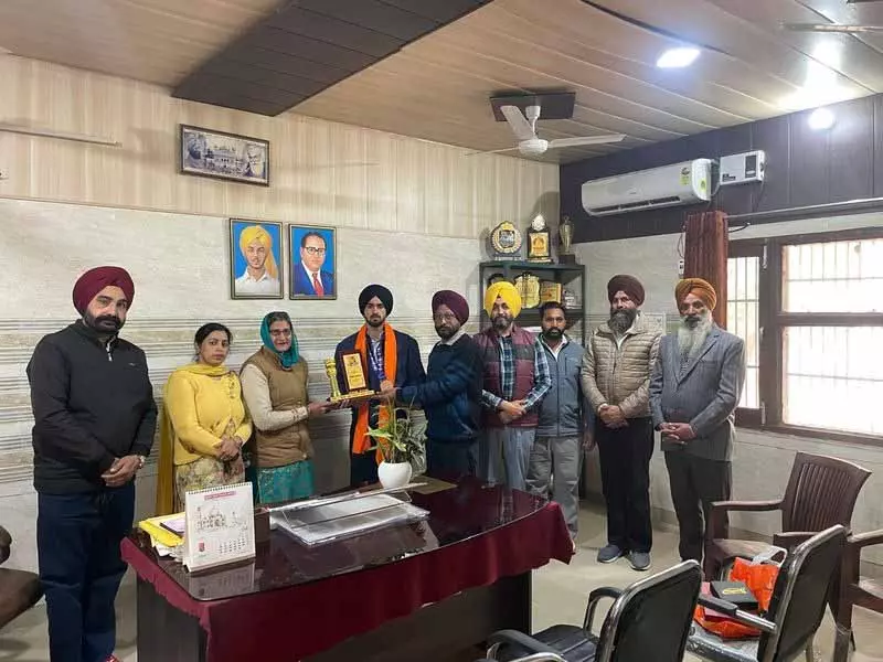 Amritsar: जूनियर हॉकी खिलाड़ी मनमीत सिंह को सम्मानित किया गया Amritsar: जूनियर हॉकी खिलाड़ी मनमीत सिंह को सम्मानित किया गया