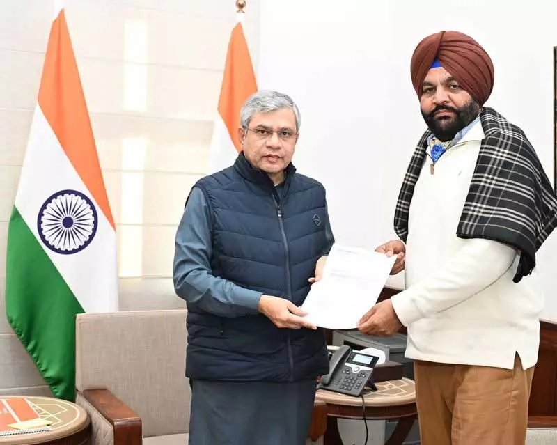 अमृतसर के MP Aujla ने रेल मंत्री से मुलाकात की, रेल कनेक्टिविटी के मुद्दे उठाए अमृतसर के MP Aujla ने रेल मंत्री से मुलाकात की, रेल कनेक्टिविटी के मुद्दे उठाए