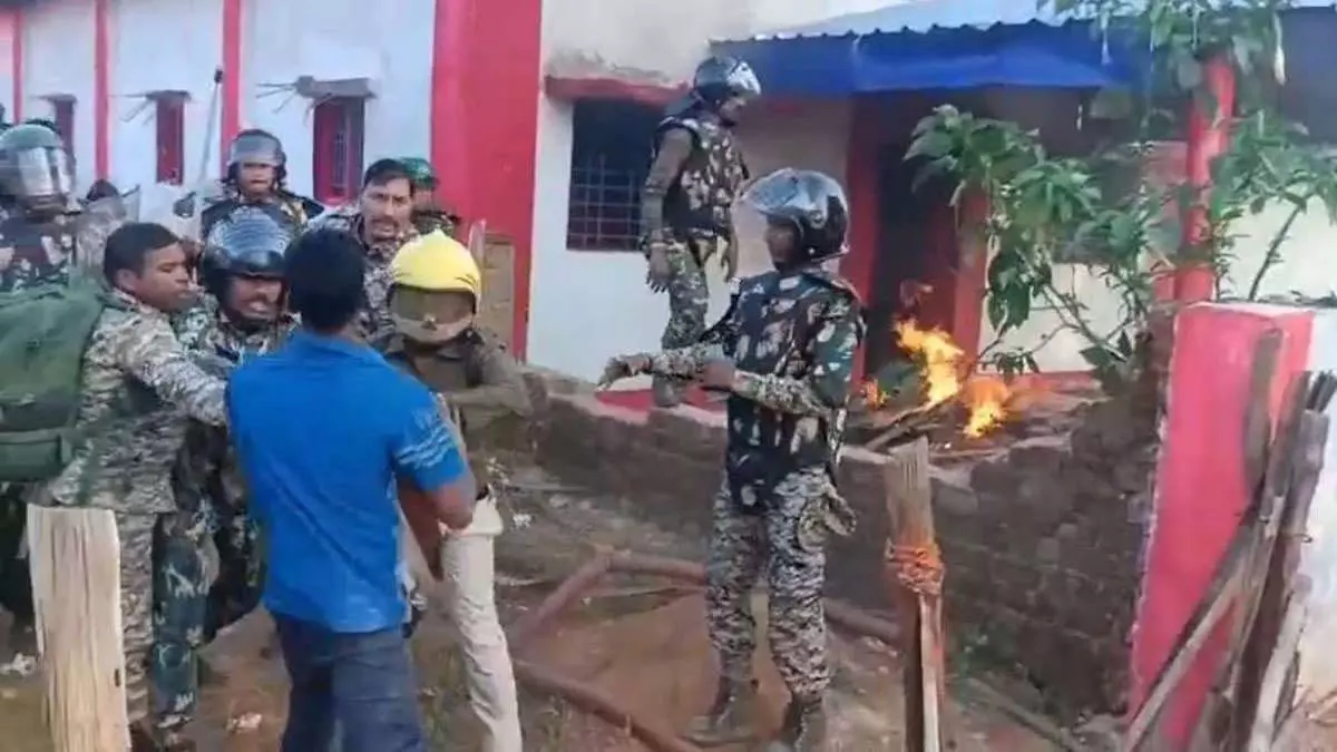 बड़े तेवड़ा में कफन-दफन विवाद शांत, प्रशासनिक हस्तक्षेप के बाद हालात नियंत्रण में बड़े तेवड़ा में कफन-दफन विवाद शांत, प्रशासनिक हस्तक्षेप के बाद हालात नियंत्रण में