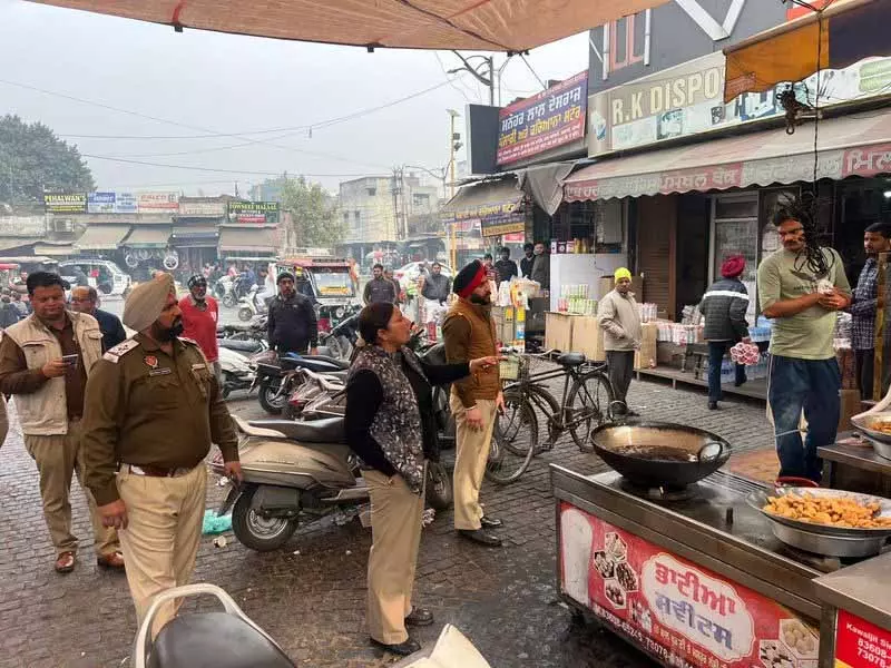 Amritsar की सड़कों पर अतिक्रमण करने वाले व्यापारियों के खिलाफ अभियान Amritsar की सड़कों पर अतिक्रमण करने वाले व्यापारियों के खिलाफ अभियान