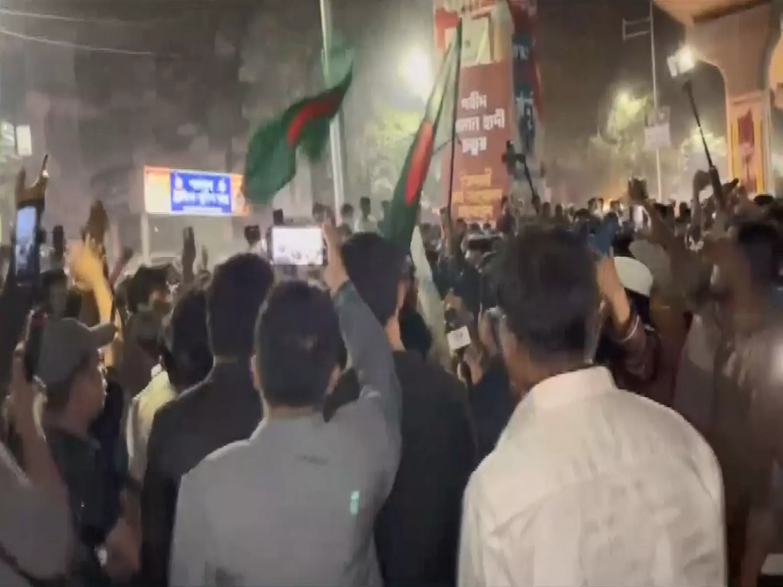 उस्मान हादी का अंतिम संस्कार Dhaka में, नागरिक संगठनों ने अंतरिम सरकार को जिम्मेदार ठहराया उस्मान हादी का अंतिम संस्कार Dhaka में, नागरिक संगठनों ने अंतरिम सरकार को जिम्मेदार ठहराया